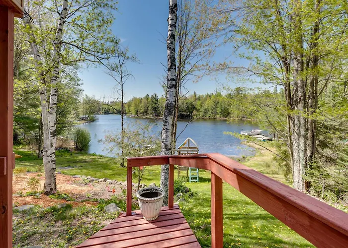Lakefront Family Cabin W/ Views In Medford